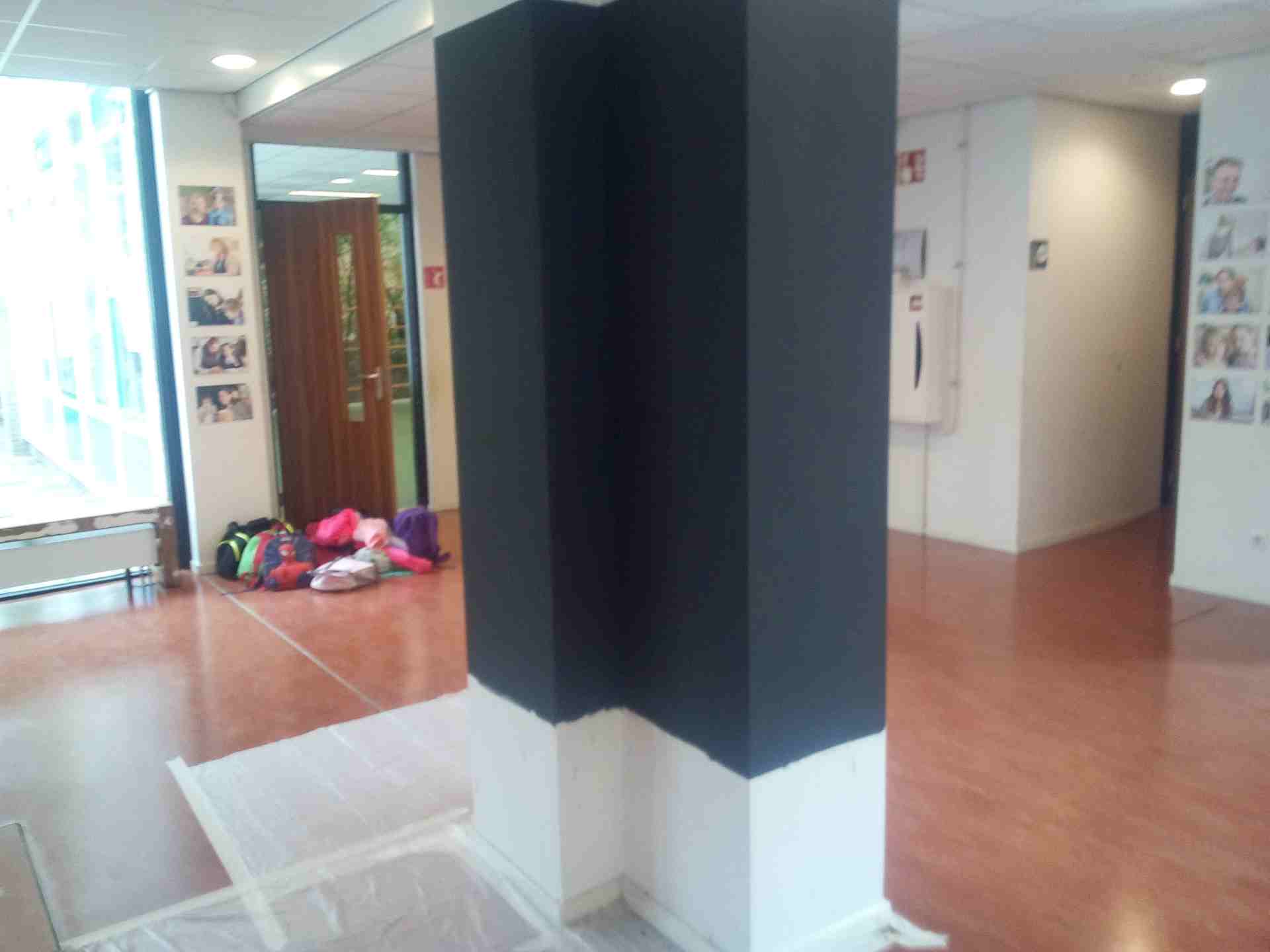 Afbeelding: muurtje met magneetverf op school.