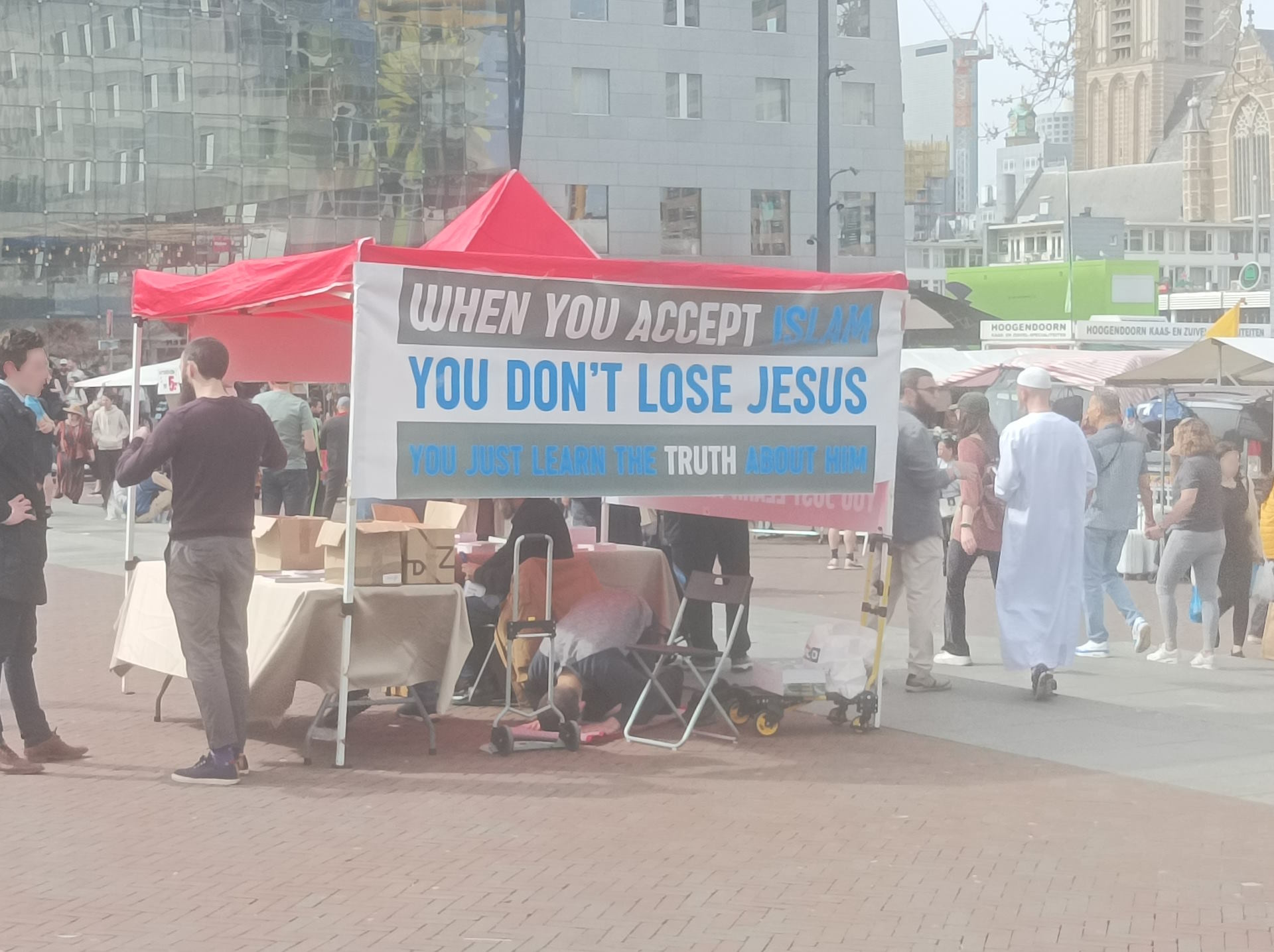 islamitische zendelingen verspreiden het woord van Allah op de markt in Rotterdam