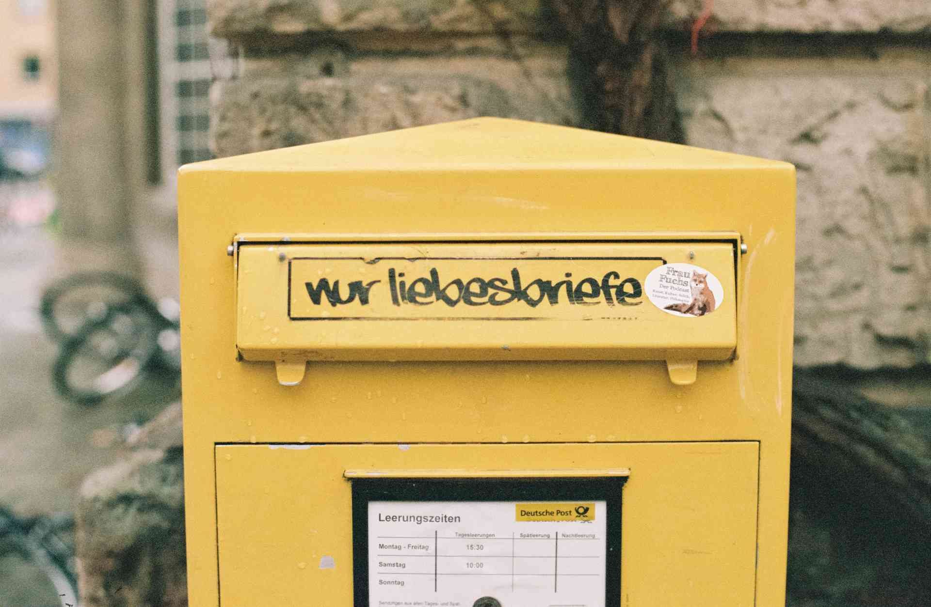 duitse brievenbus met tekst "alleen liefdesbrieven."